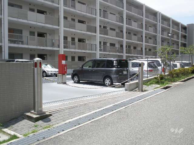 敷地内駐車場(北側)ロボットゲート付きです。