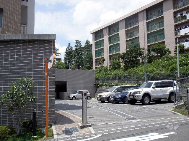 敷地内駐車場(東側)入り口部分。ロボットゲート付きです。