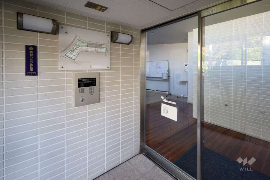 エントランスはオートロック付きです。