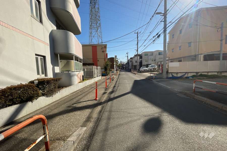 敷地西側の前面道路（北側から）