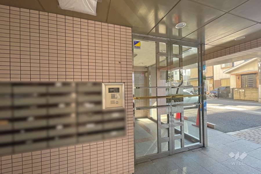 エントランスはオートロック付きです。