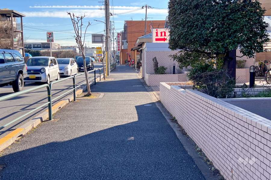 敷地東側の前面道路（北側から）