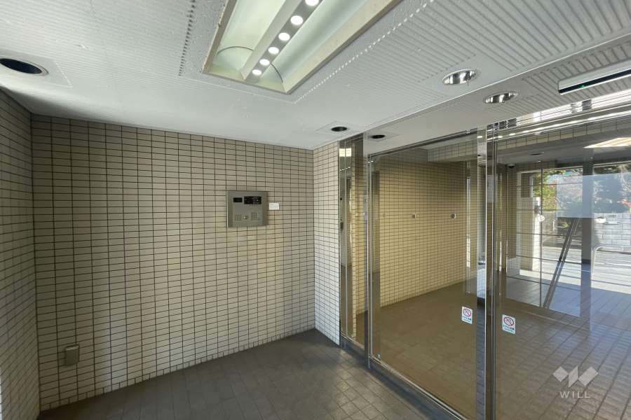 エントランスはオートロック付きです。