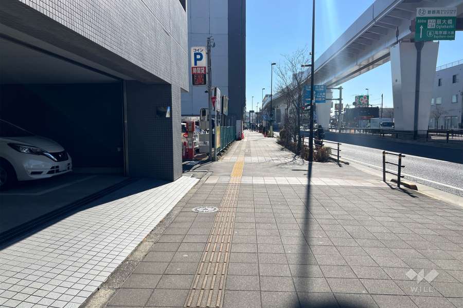敷地西側の前面道路（北側から）