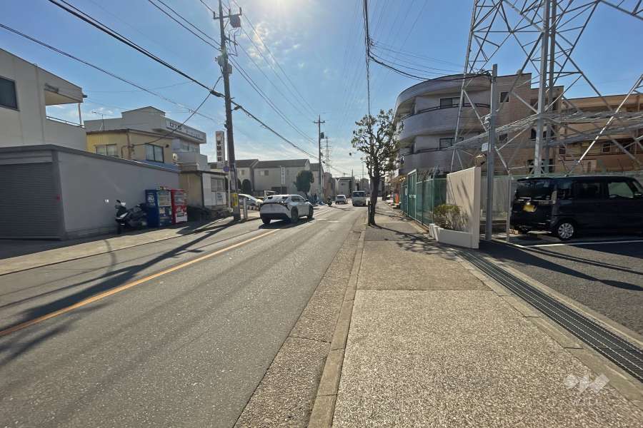 敷地東側の前面道路（北側から）