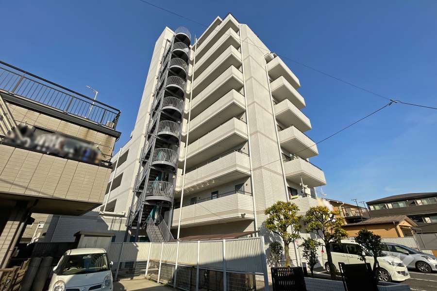 日興パレス西新井の外観（南西側から）