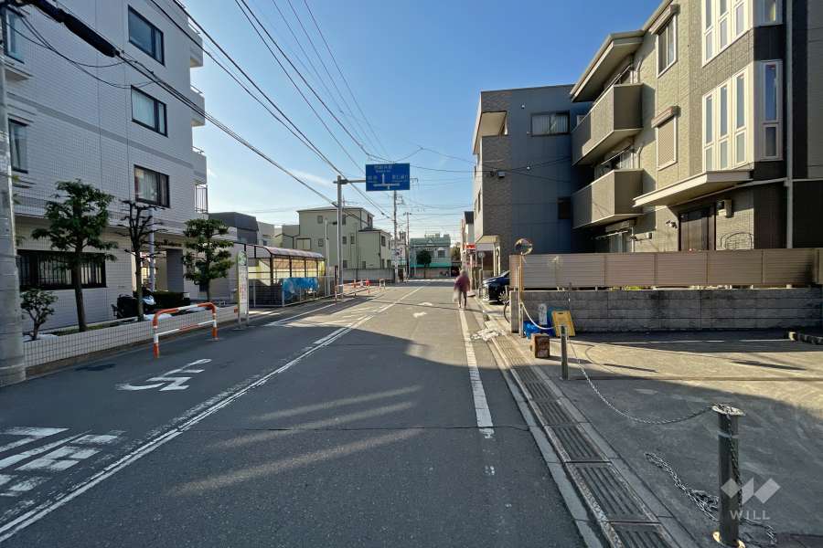 敷地北側の前面道路（東側から）