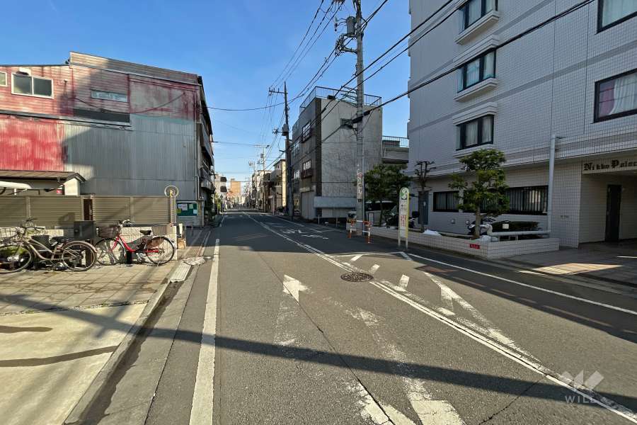 敷地北側の前面道路（西側から）