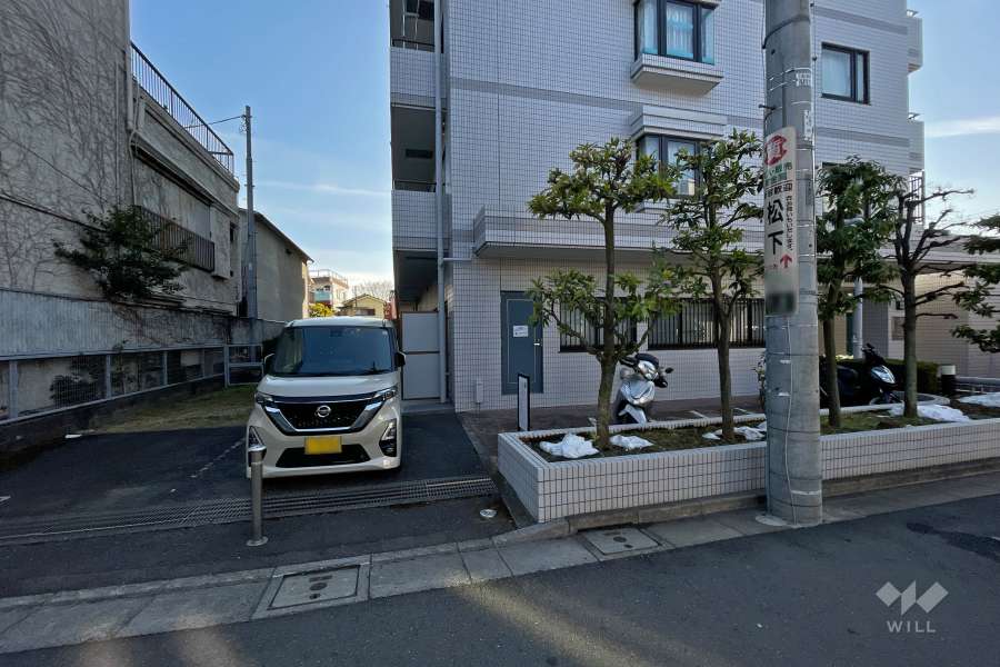 敷地内駐車場（屋外平面式）とバイク置場