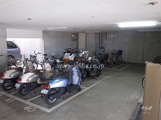 駐車場の横にある屋内の駐輪場とバイク置き場