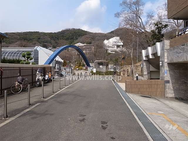 敷地西側の前面道路。すぐ五月山が近く、たいへん緑豊かな住環境。