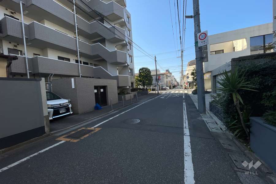 敷地北側の前面道路(東側から）