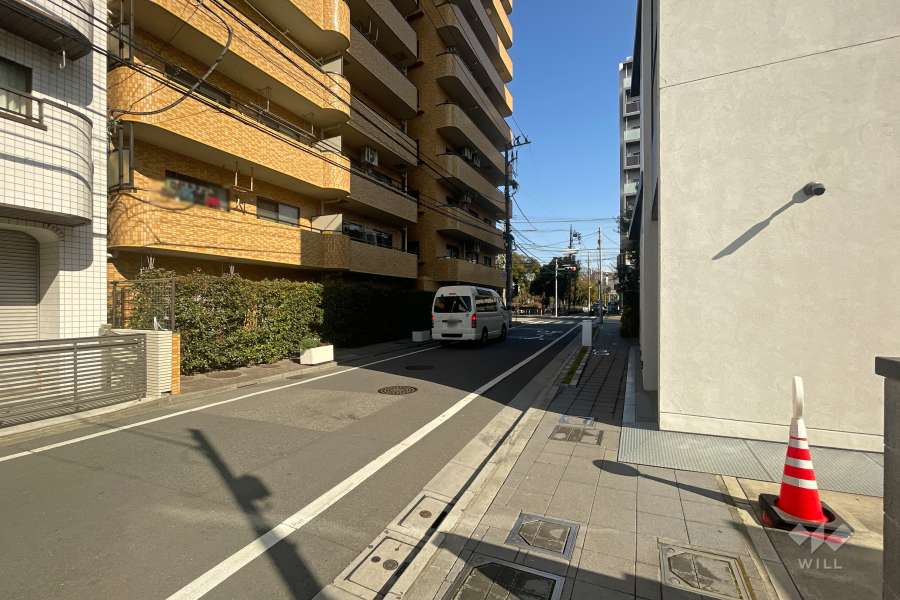 敷地西側の前面道路