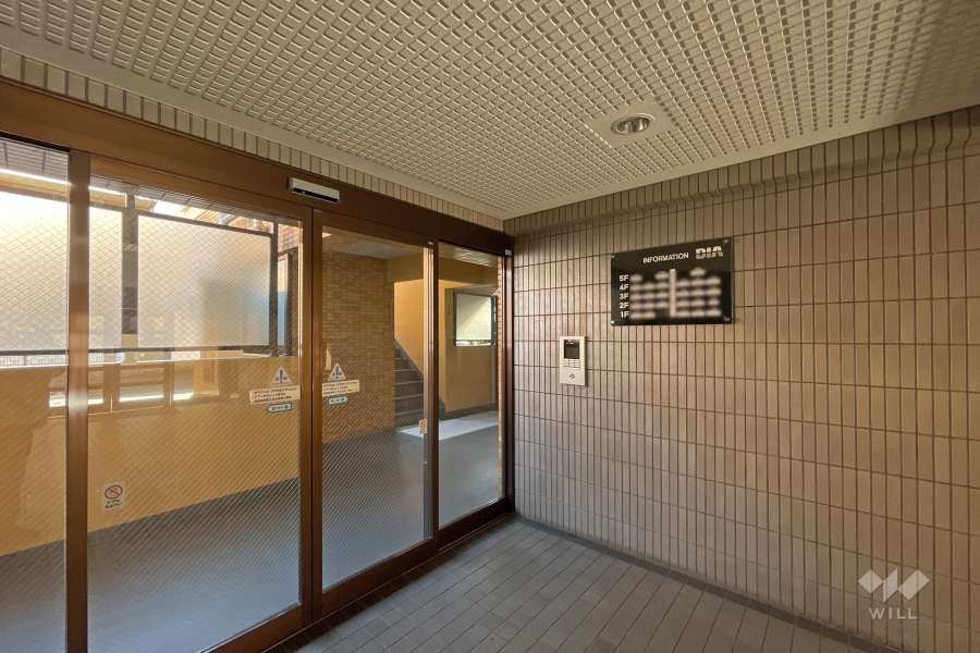 エントランスはオートロック付きです。