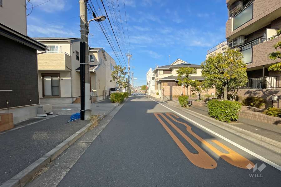 敷地西側の前面道路（南側から）