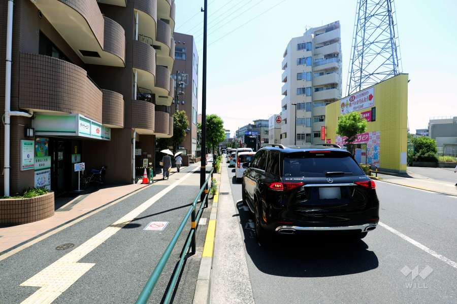敷地の南側前面道路（西側から）