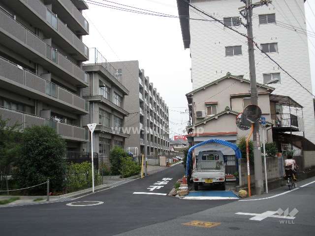 敷地の南側前面道路。すぐ南側を阪急宝塚線が走っています。