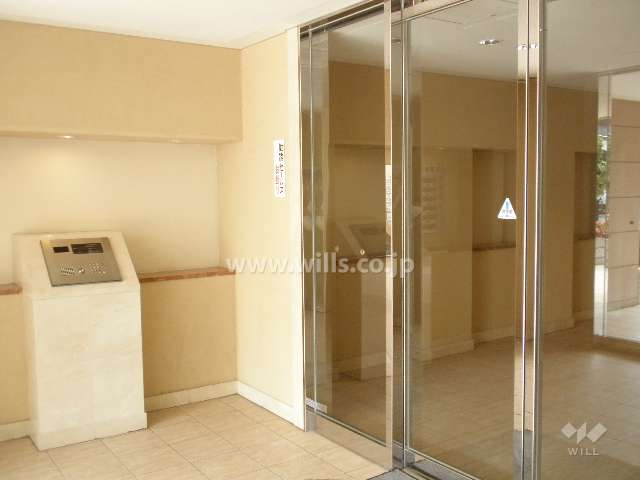 エントランスはオートロック付きです。