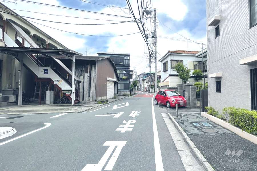敷地の南西側前面道路（南東側から）