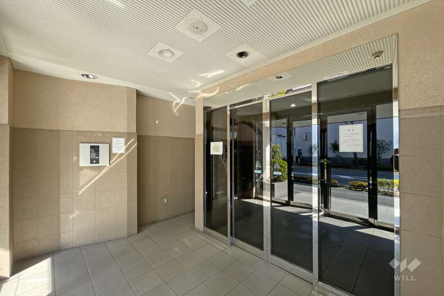 エントランスはオートロック付きです。