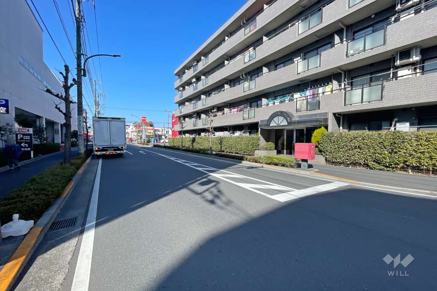 敷地南側の前面道路（東側から）