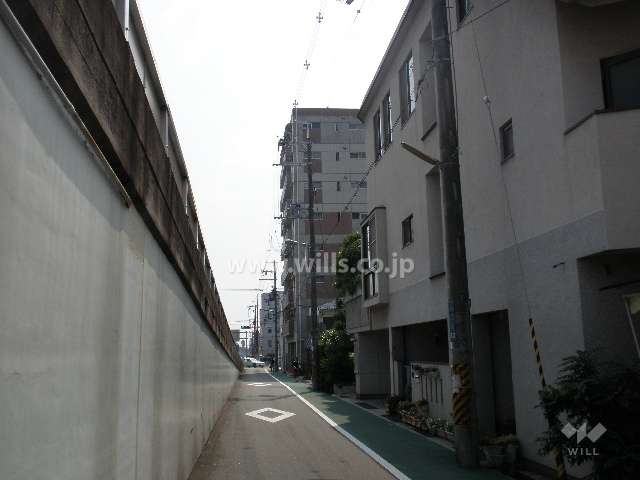 マンションの南側前面道路