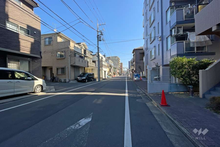 敷地北側の前面道路（西側から）