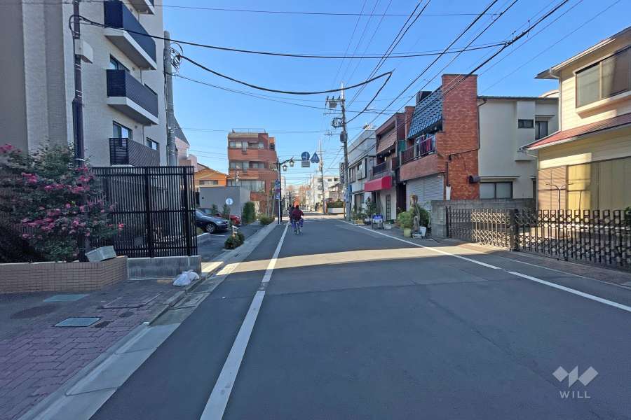 敷地北側の前面道路（東側から）