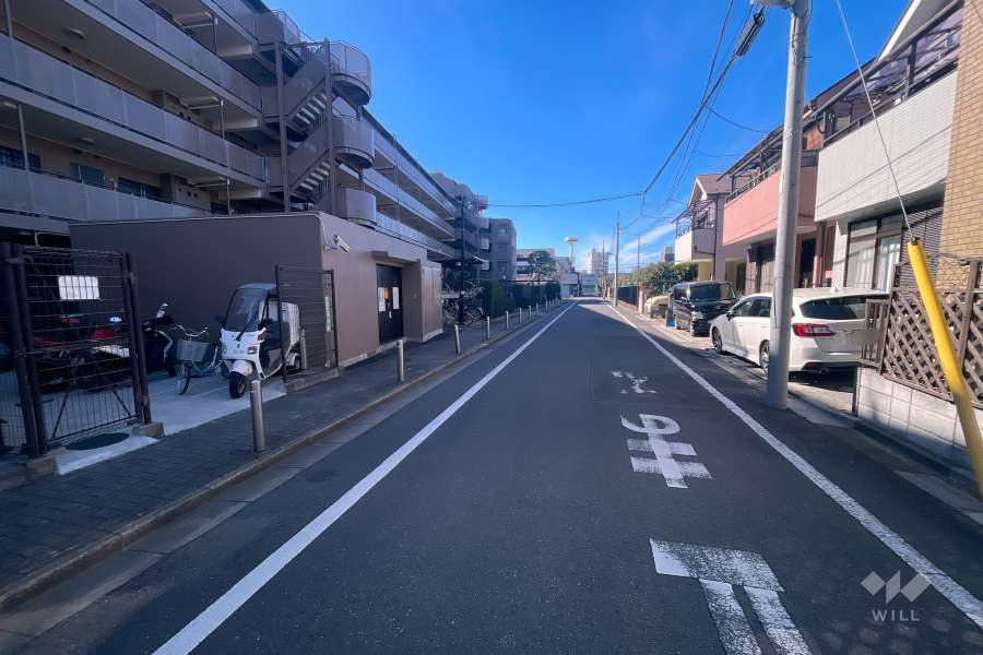 敷地北側の前面道路（東側から）