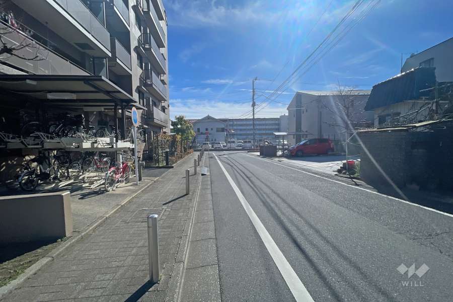 敷地西側の前面道路（北側から）