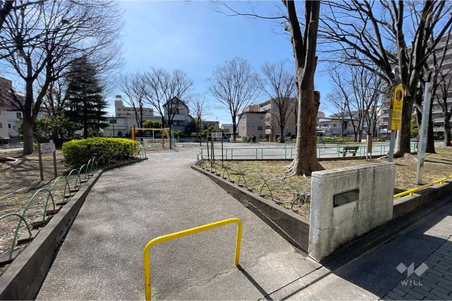 敷地に隣接した『竹の塚第七公園』