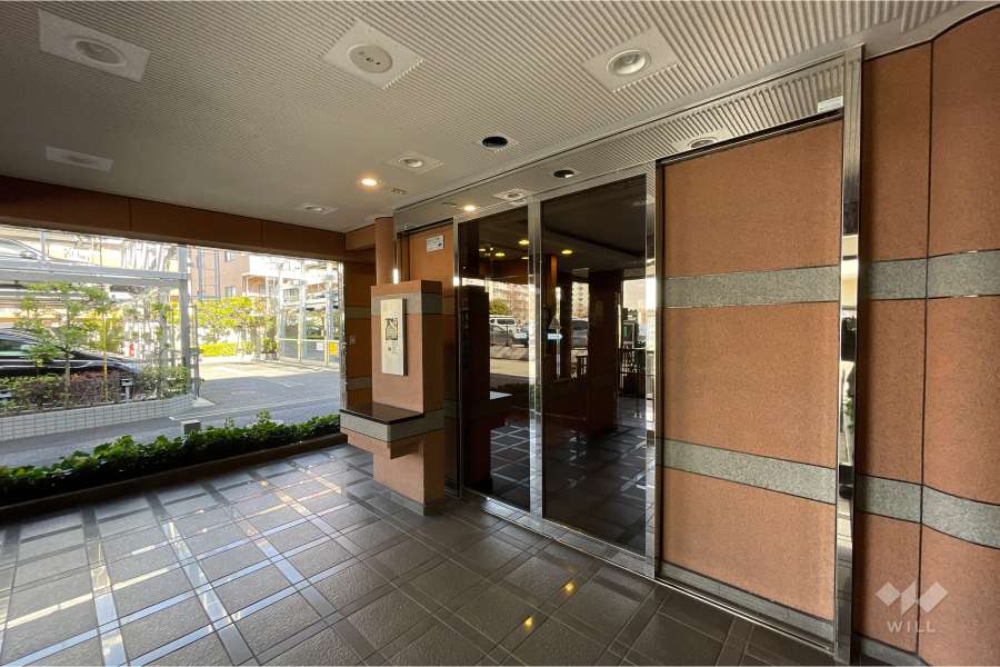 エントランスはオートロック付きです。