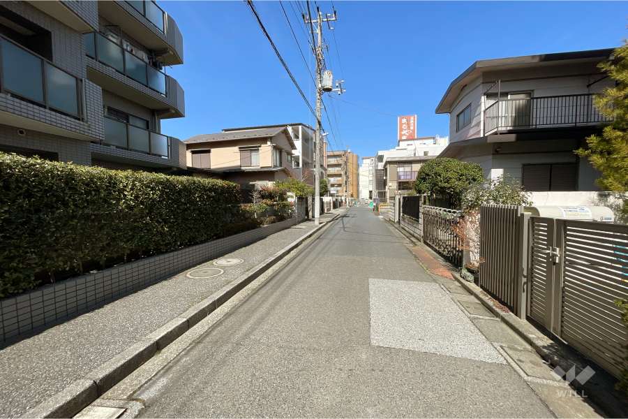 敷地北東側の前面道路（南東側から）