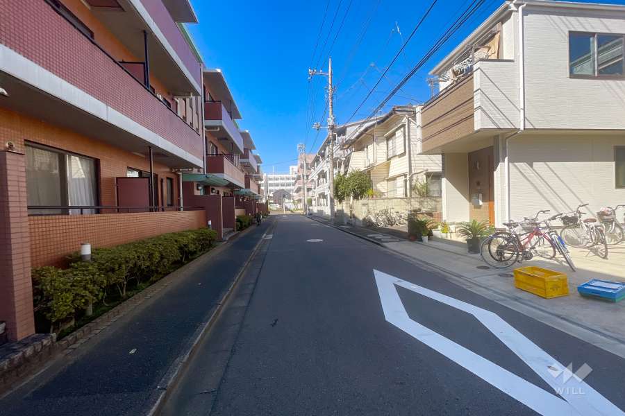 敷地北側の前面道路（東側から）