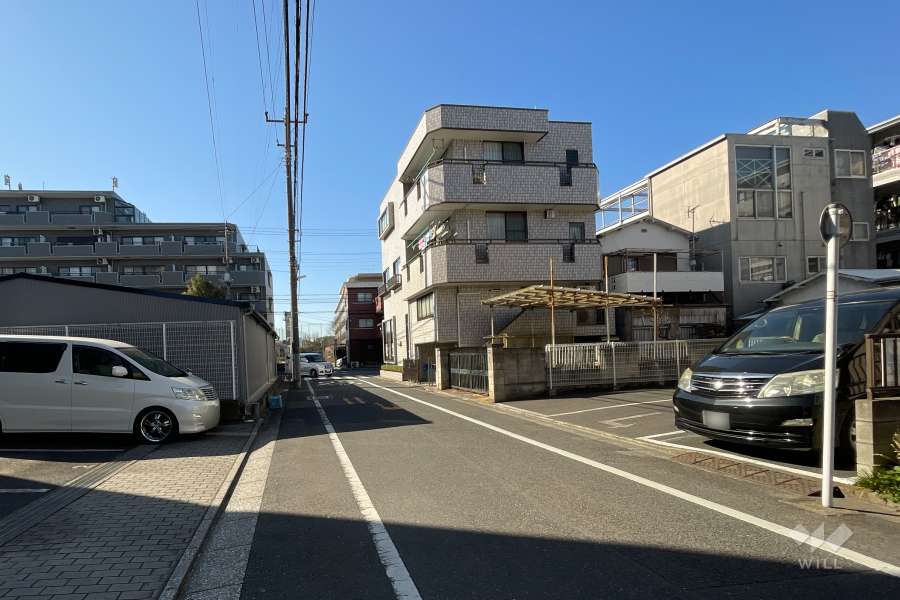 敷地の南側前面道路（西側から）