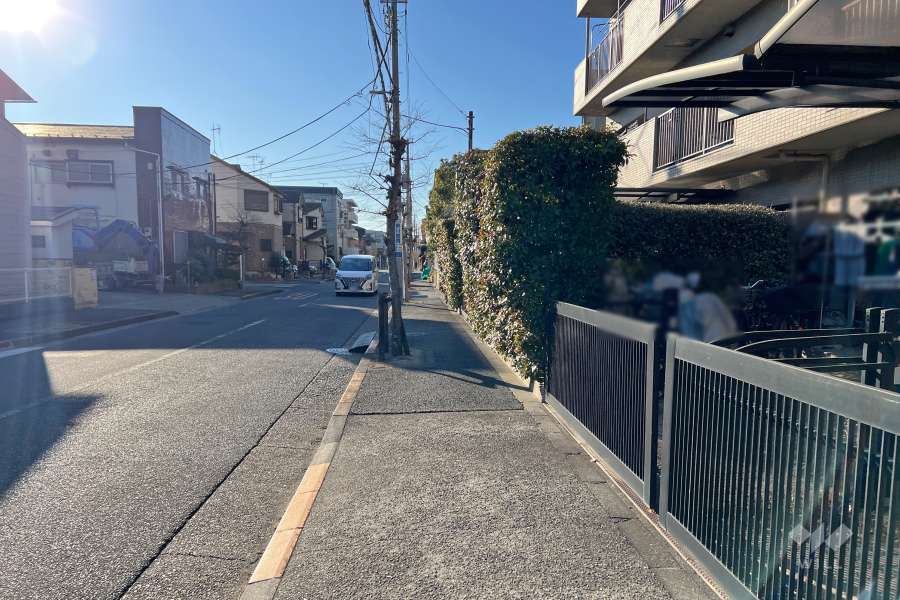 敷地南側の前面道路