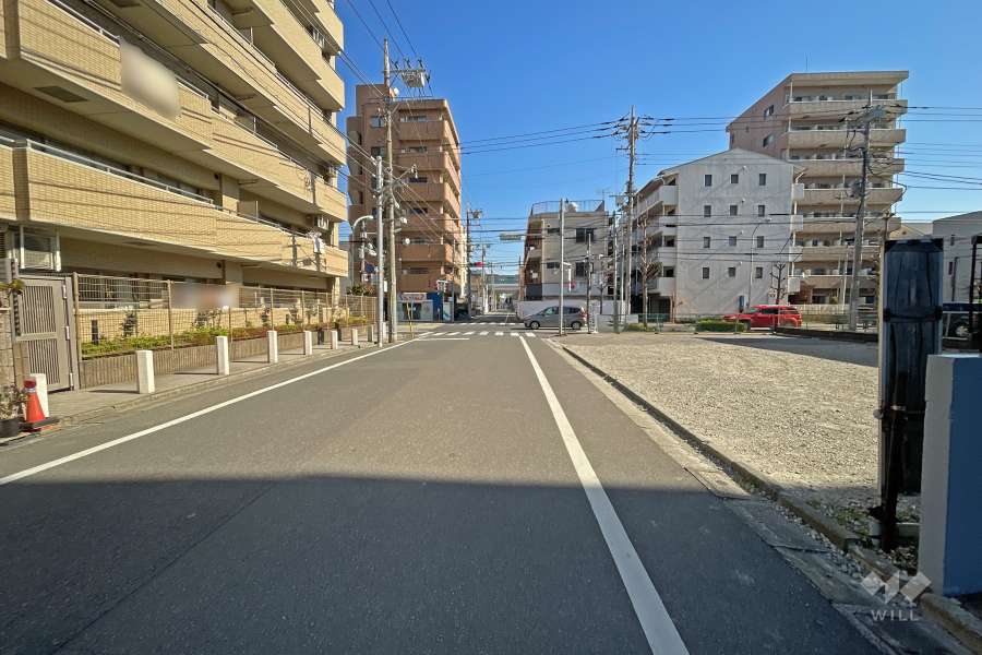 敷地の北側前面道路（西側から）