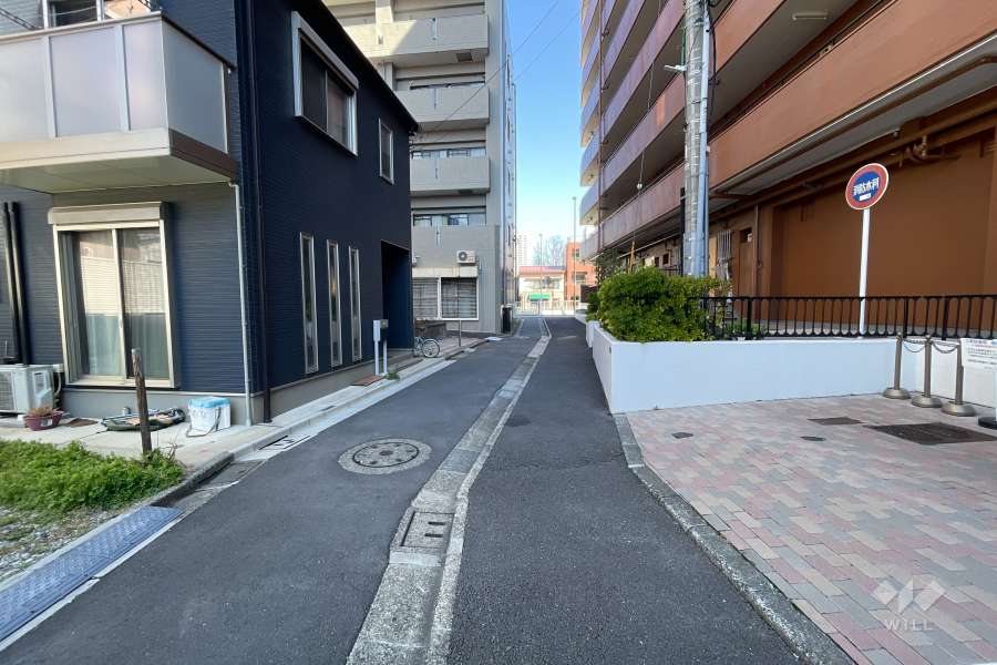 敷地の東側前面道路（東側から）