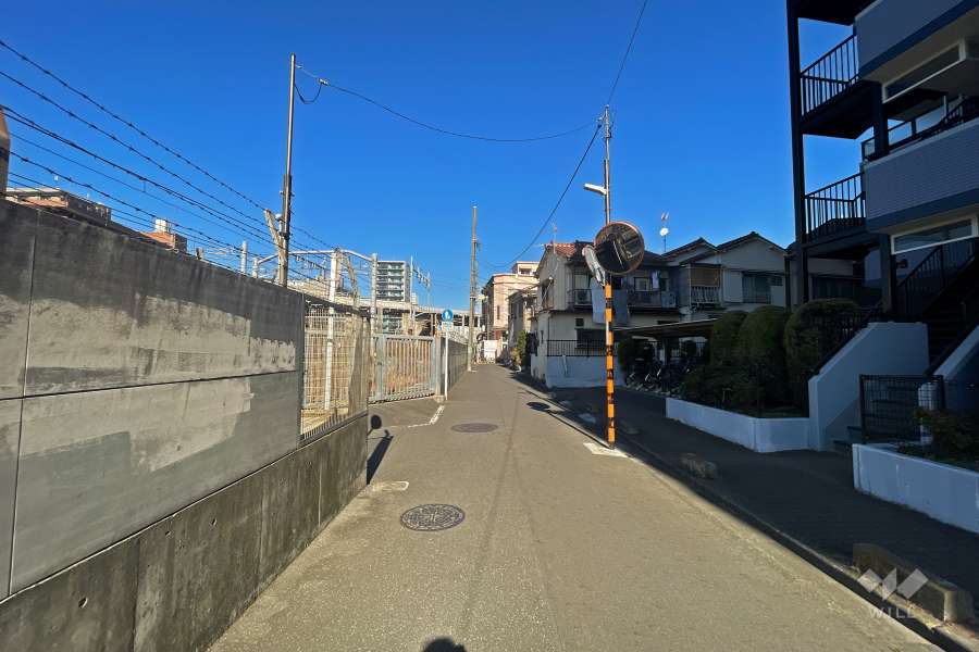 敷地西側の前面道路（南側から）