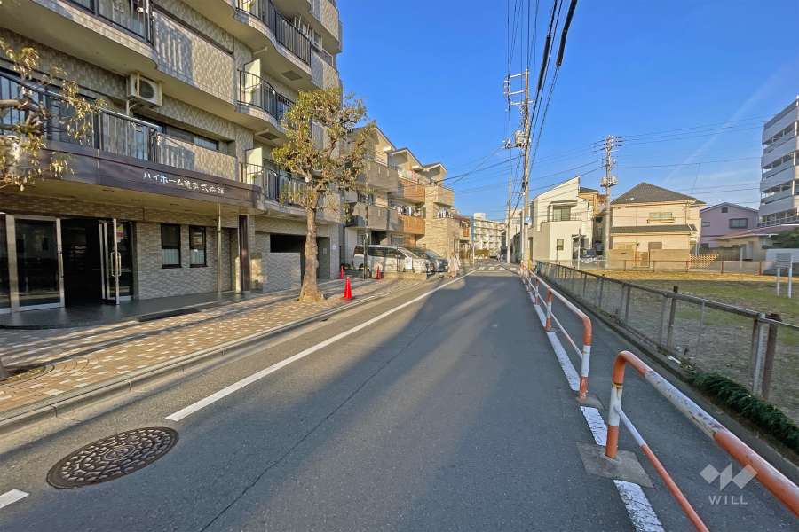 敷地の南側前面道路（西側から）