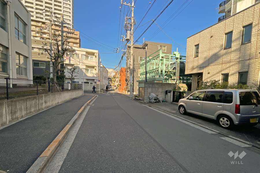 敷地西側の前面道路