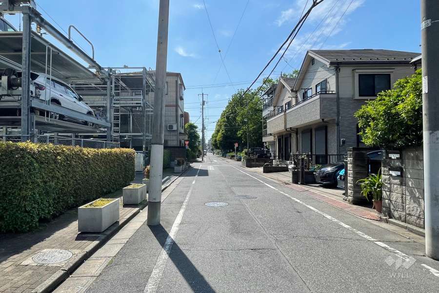 敷地の北側前面道路（東側から）