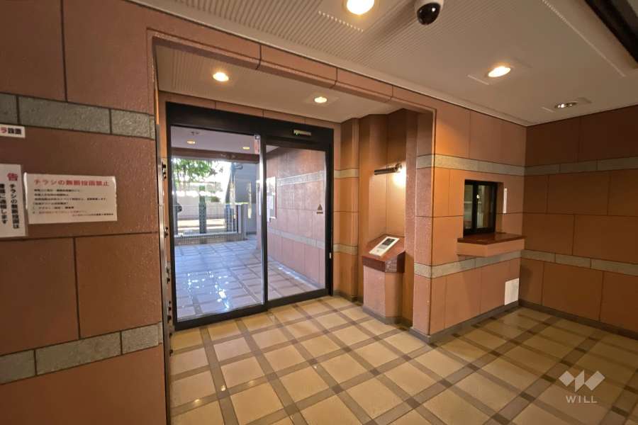 エントランスはオートロック付きです。