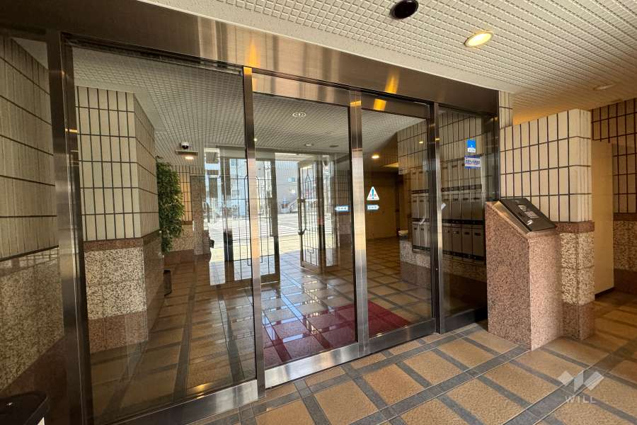 エントランスはオートロック付きです。