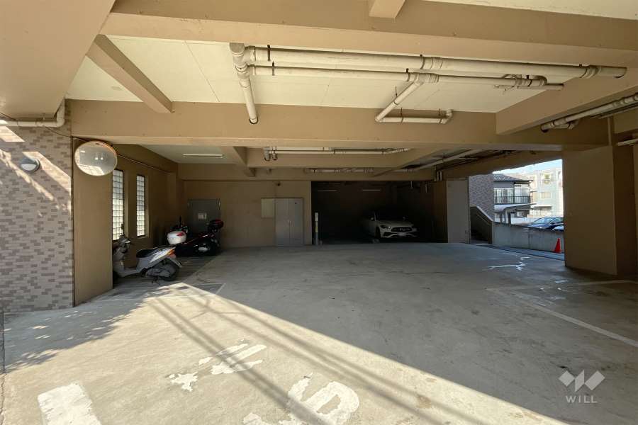 敷地内駐車場（屋内平面式）とバイク置き場