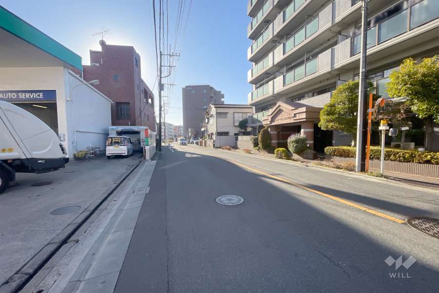 敷地南側の前面道路（東側から）