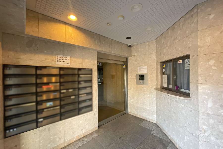 エントランスはオートロック付きです。　