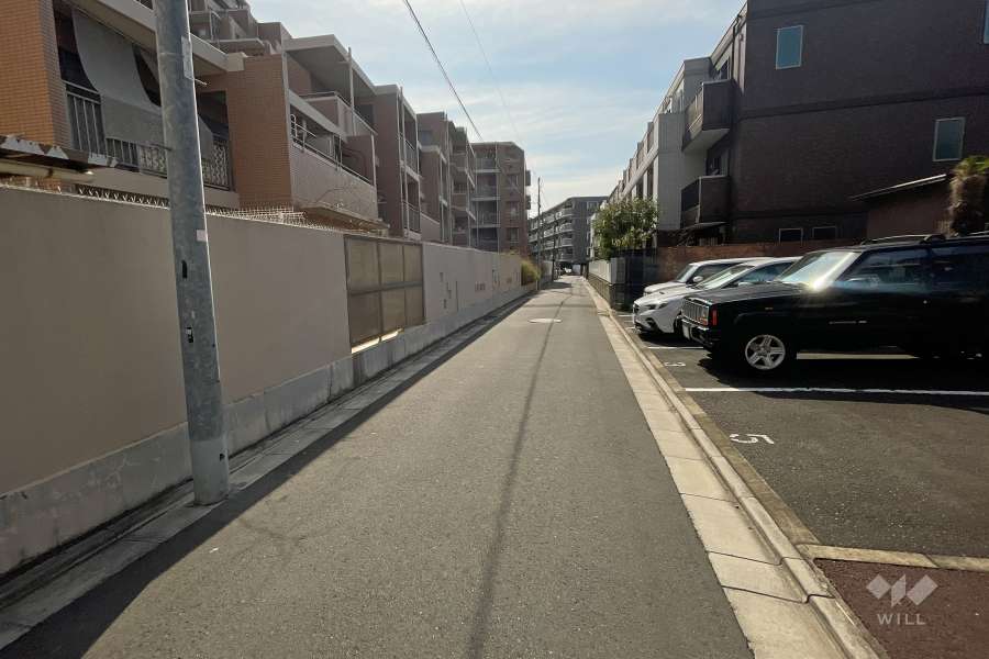 敷地西側の前面道路（北側から）