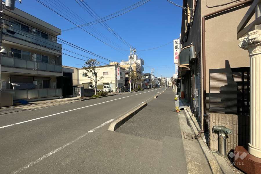 敷地の南側前面道路（東側から）