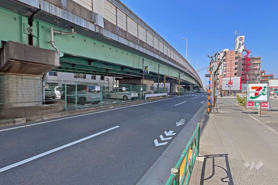 敷地の南側前面道路は環七通りです（東側から）。
